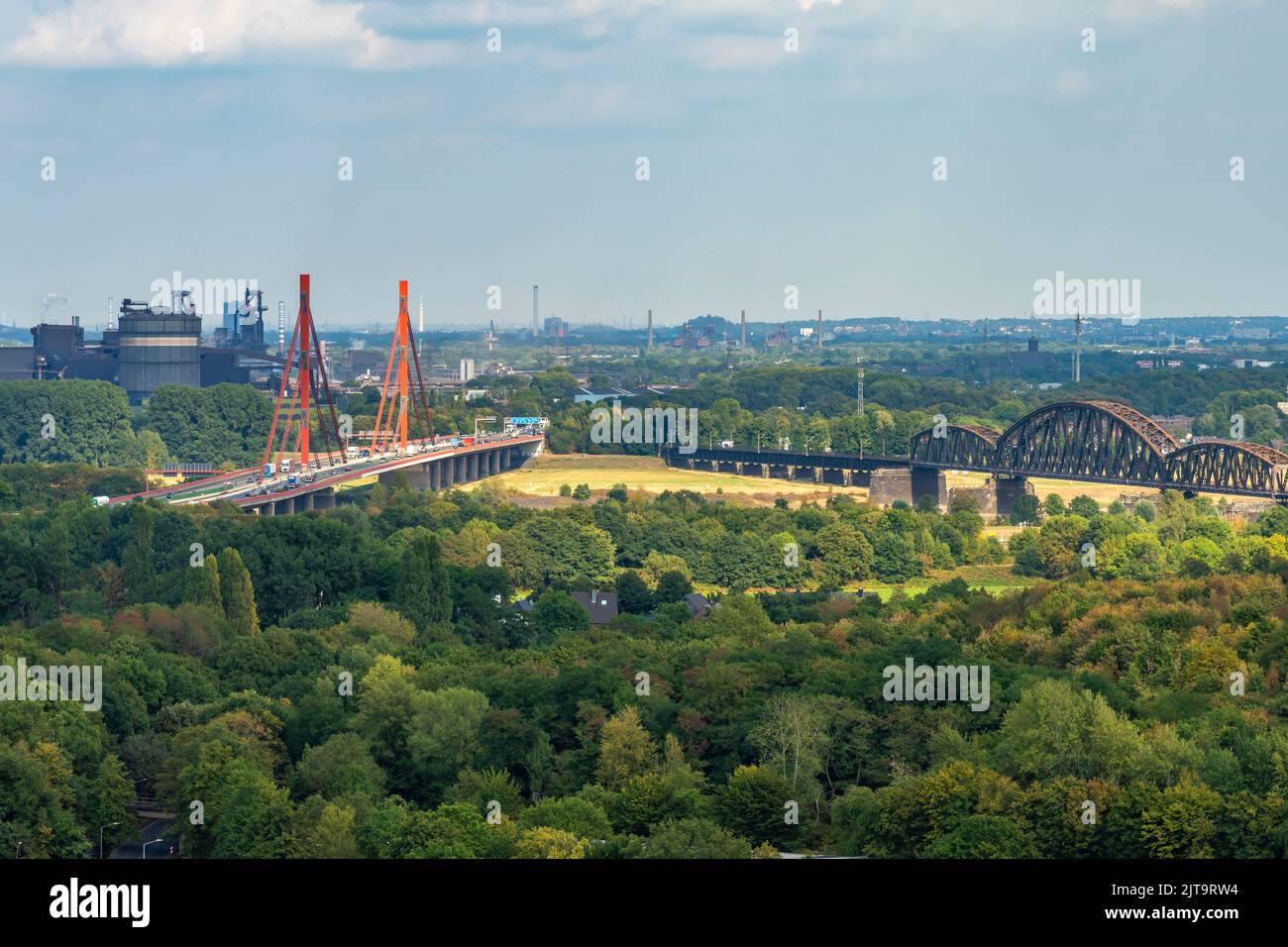 Blick von der Halde Rheinpreußen auf die Rheinbrücke der Autobahn A42 und Haus-Knipp-Eisenbahnbrücke am Rhein bei Duisburg, Moers, Nordrhein-Westfale Foto Stock