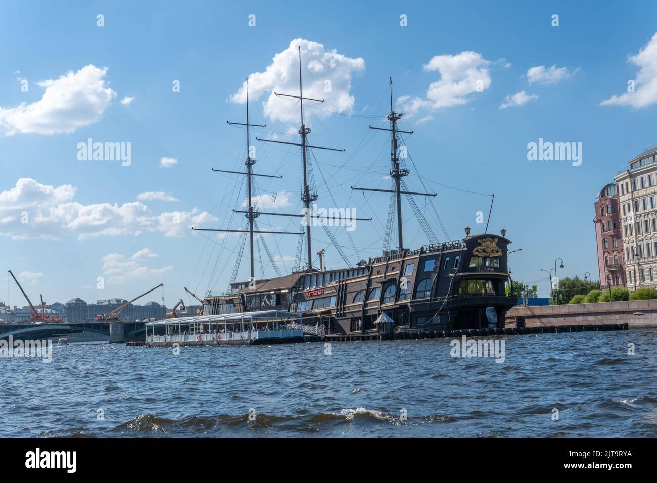 RUSSIA, PETERSBURG - 20 AGOSTO 2022: Barca a vela barca a vela estate città nautica albero fregata, dal cielo blu nell'isola da città d'acqua, viaggio paul Foto Stock