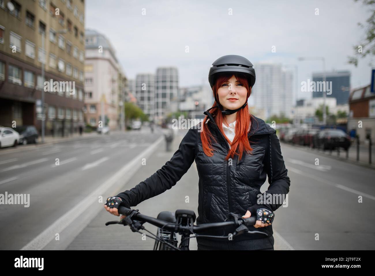 Ritratto di uomo d'affari commuter sulla strada per lavorare con la bicicletta, concetto di stile di vita sostenibile. Foto Stock