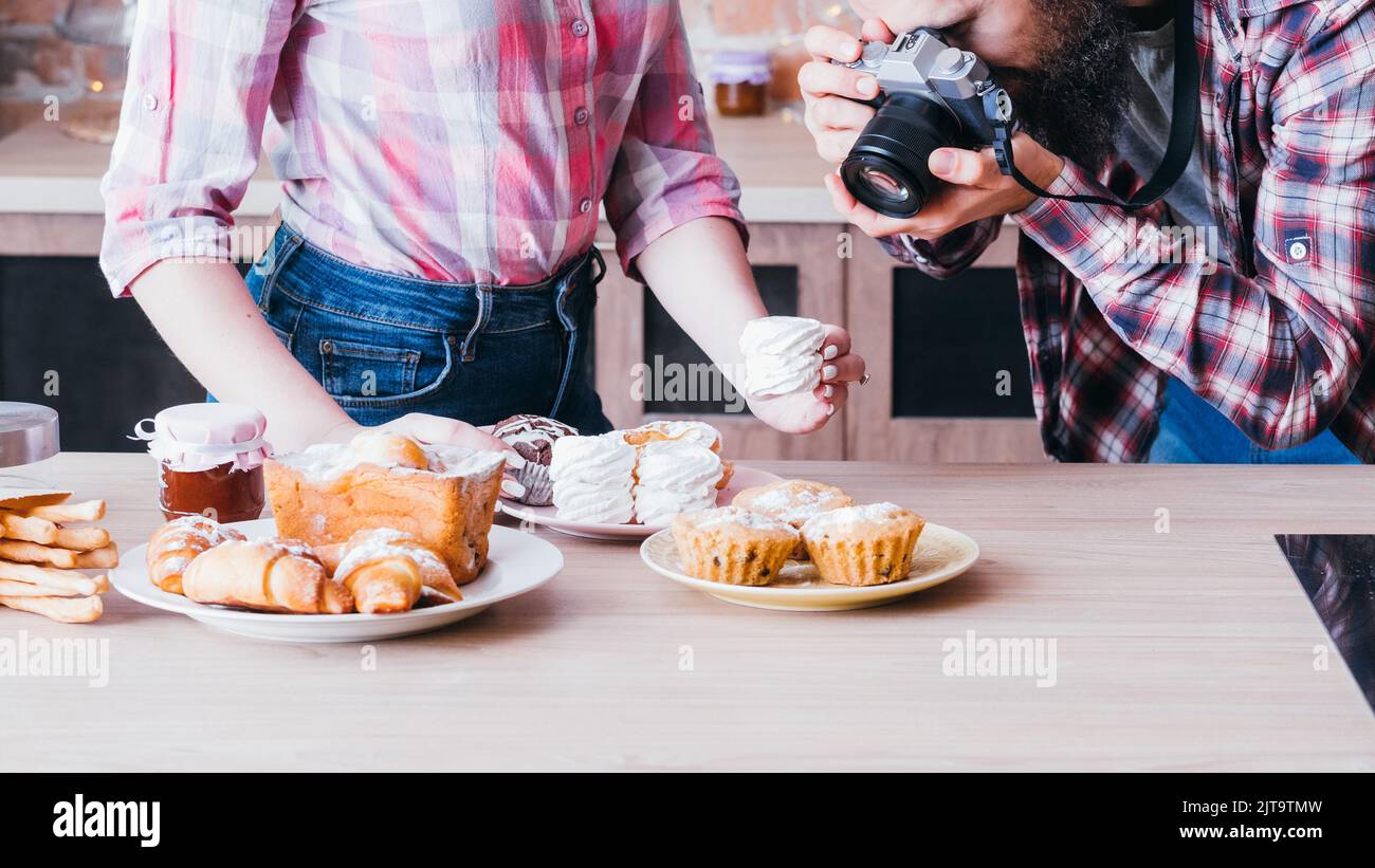 cibo fotografo uomo assistente torte dolci Foto Stock