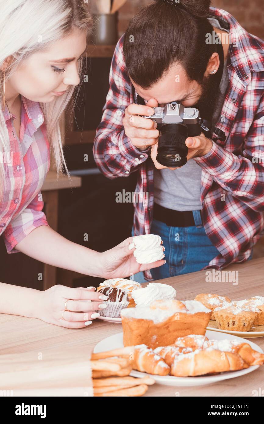 cibo fotografo uomo assistente torte dolci Foto Stock