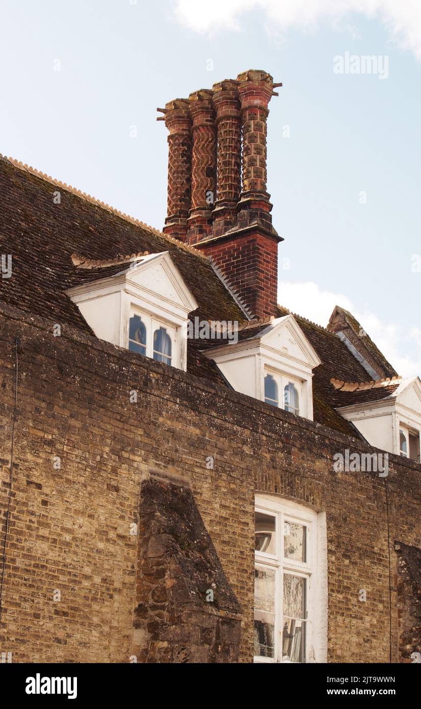 Una vista delle pile architettoniche di camini Tudor nel centro di Ely, Cambridgeshire, che mostra il lato storico della città Foto Stock
