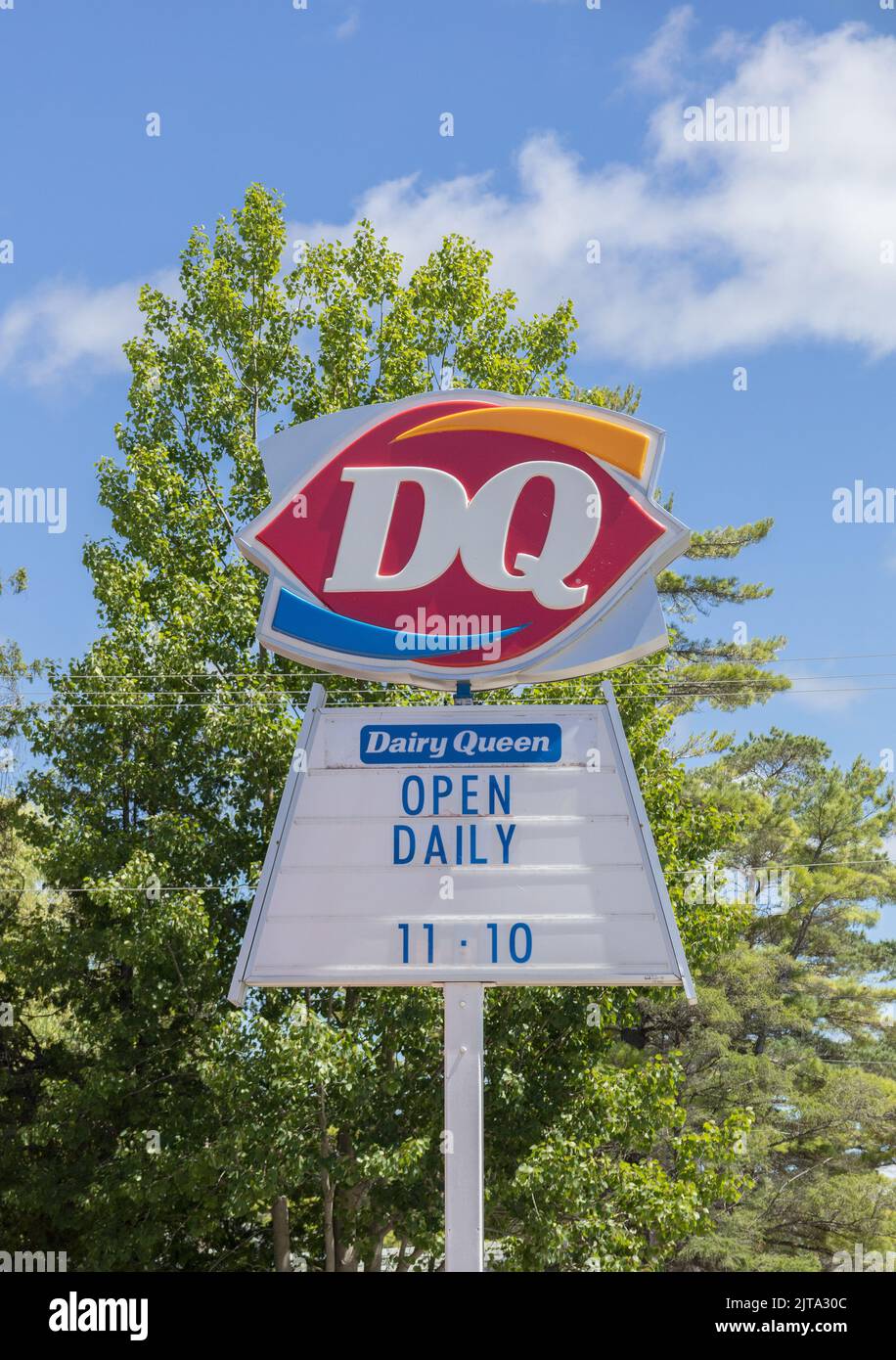 Canadian Dairy Queen Sign in Sauble Beach Ontario un negozio di gelati in franchising aperto in estate Foto Stock