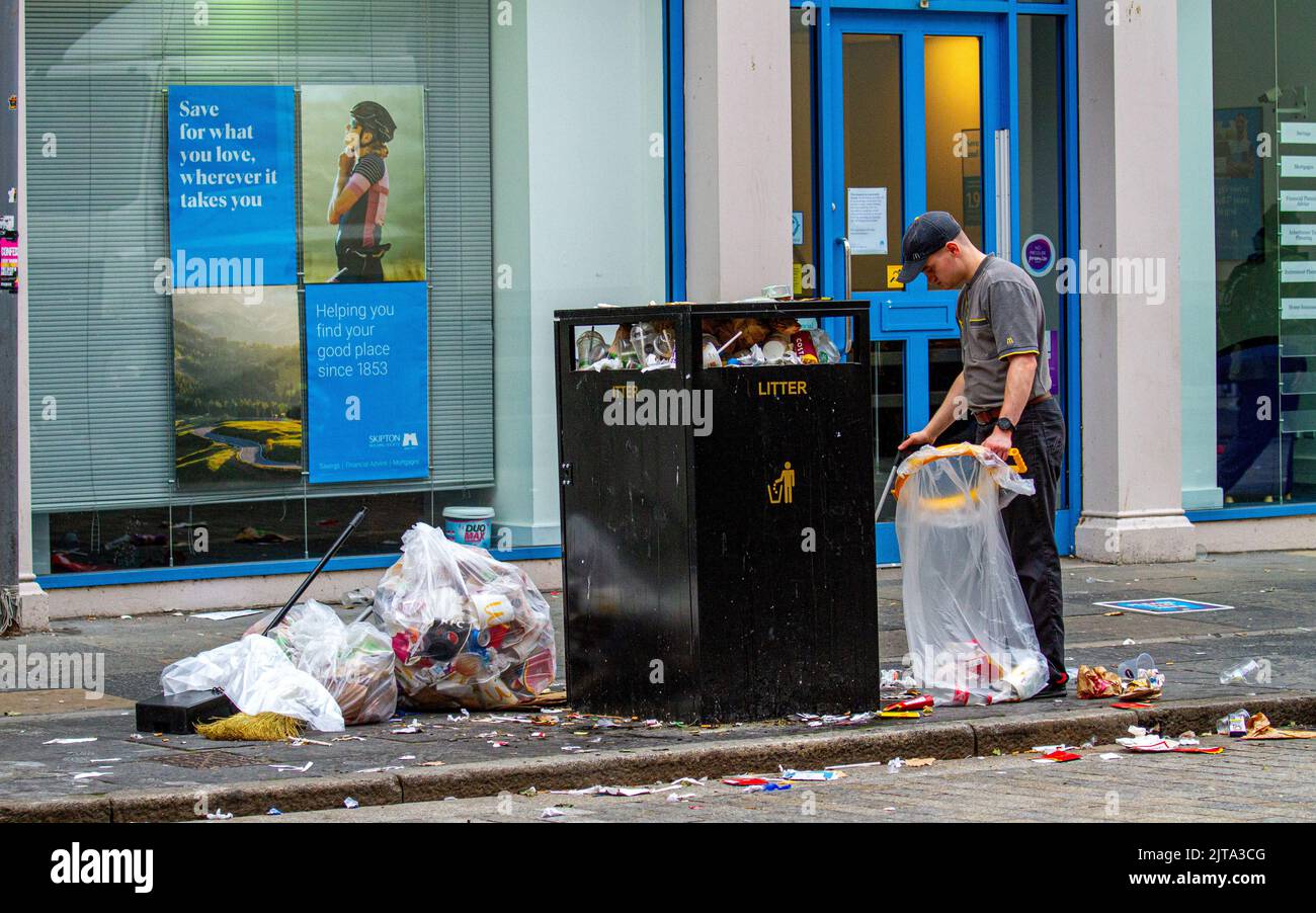 Dundee, Tayside, Scozia, Regno Unito. 29th ago, 2022. Notizie del Regno Unito: Mentre la spazzatura si accumula in tutta la città di Dundee, lo sciopero dei lavoratori del bidone continua. E' un imbarazzo internazionale con epidemie di parassiti, rifiuti in aumento, strade disseminate e contenitori di rifiuti traboccanti. Credit: Dundee Photographics/Alamy Live News Foto Stock