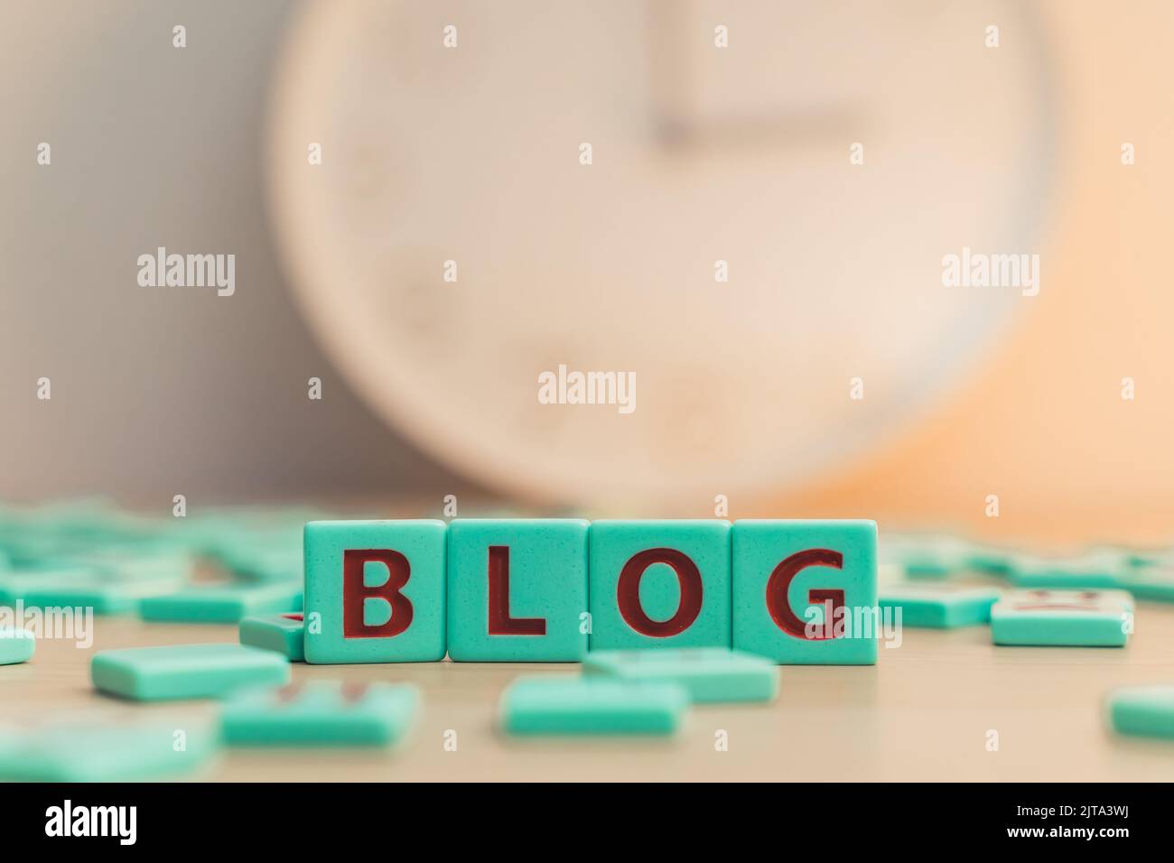 Marketing online, creazione di contenuti, condivisione della tua vita sui social media. Il blog di parola fatto di mattonelle scrabble colorate. Foto di alta qualità Foto Stock