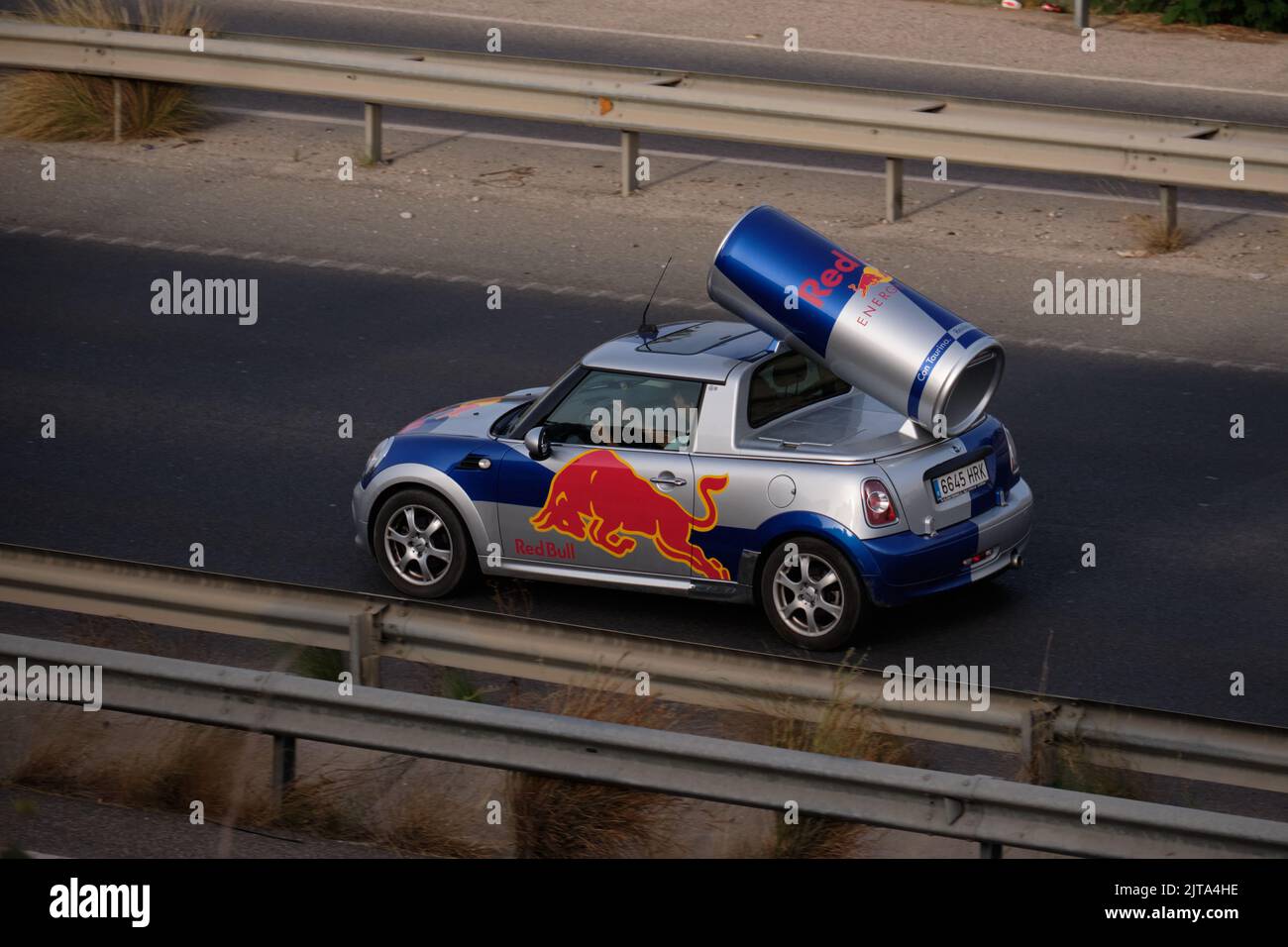 Mini pubblicità Red Bull energia bere in autostrada. Provincia di Malaga, Spagna. Foto Stock