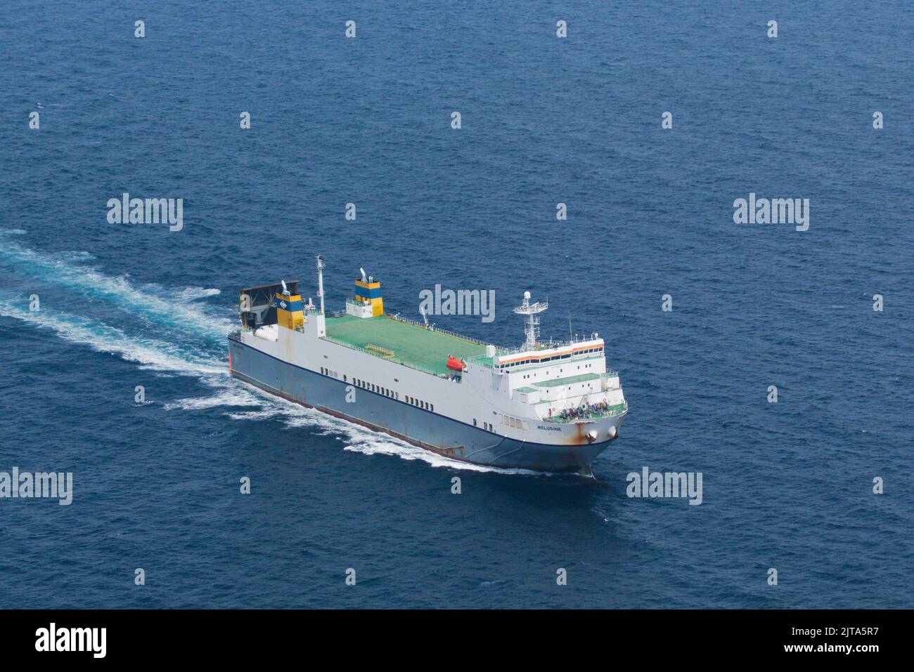 Una nave da carico nelle acque irlandesi Foto Stock