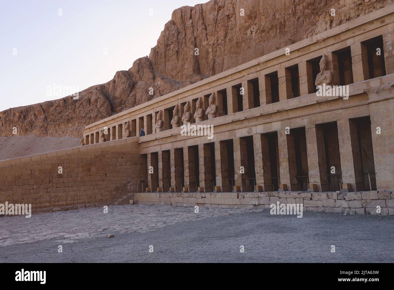 Veicolo pubblico giallo che sposta i turisti all'ingresso principale del Tempio mortuario di Hatshepsut vicino a Luxor, Egitto Foto Stock