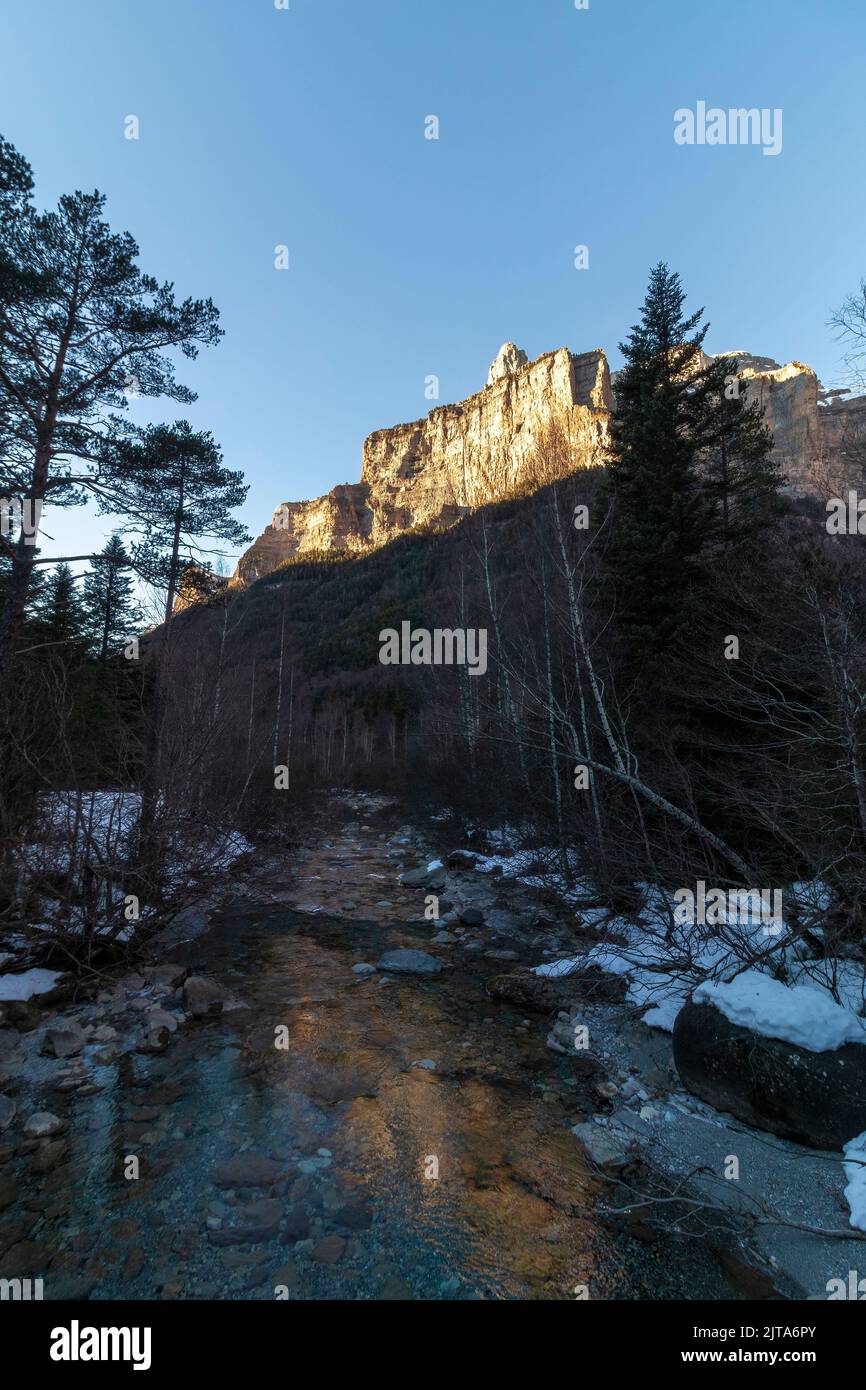 fiume nevoso nel parco nazionale di ordesa in inverno Foto Stock