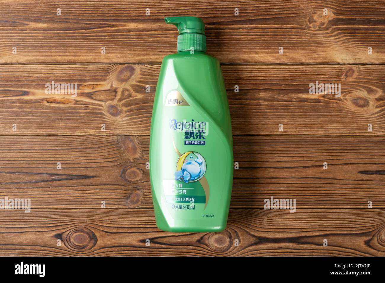 Zhongshan;Cina-5 novembre 2021: Bottiglia di shampoo di gioia su sfondo di legno. Foto Stock
