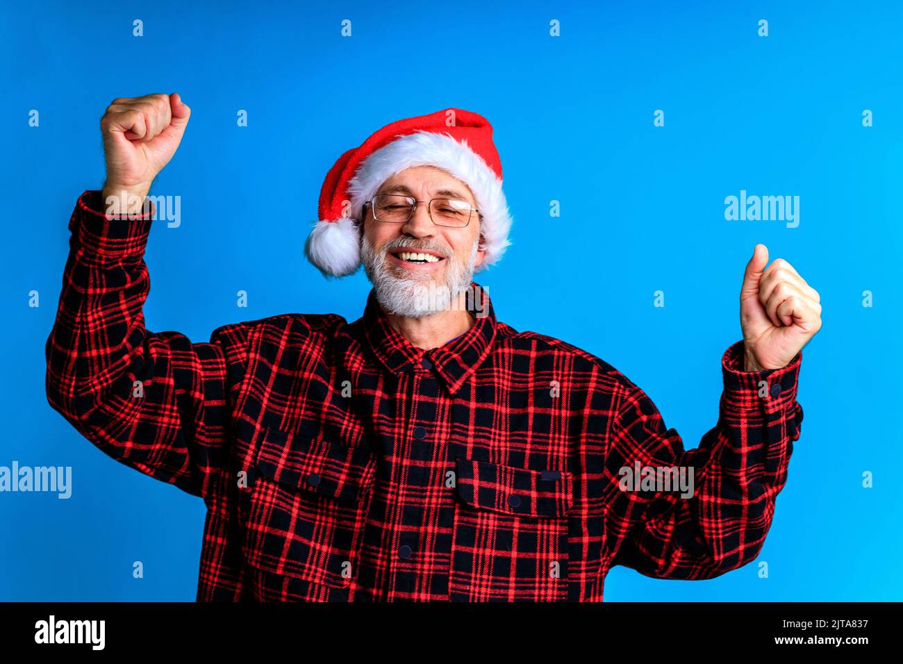 Bell'uomo anziano portatore di scatola regalo e augura un buon Natale e un felice anno nuovo Foto Stock