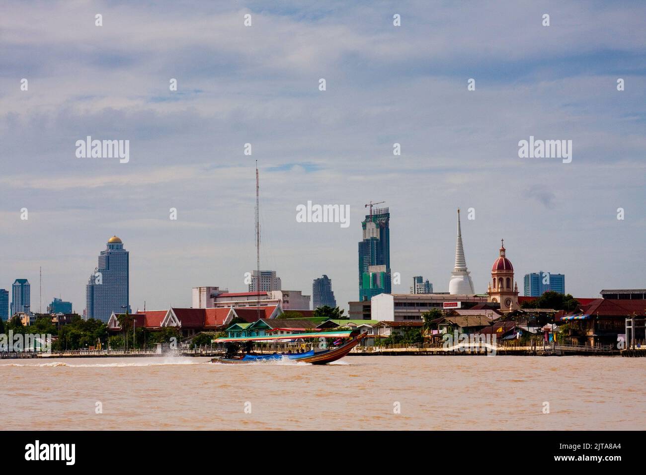 Thailandia, Bangkok. Vista panoramica da un taxi sull'acqua. Foto Stock
