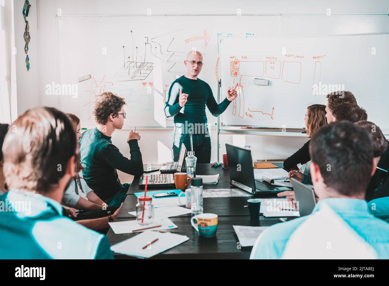 Riunione informale DELLA società di startup AZIENDALE IT. Il team leader discute e brainstorming di nuovi progetti e idee con i colleghi. Startup di business e. Foto Stock