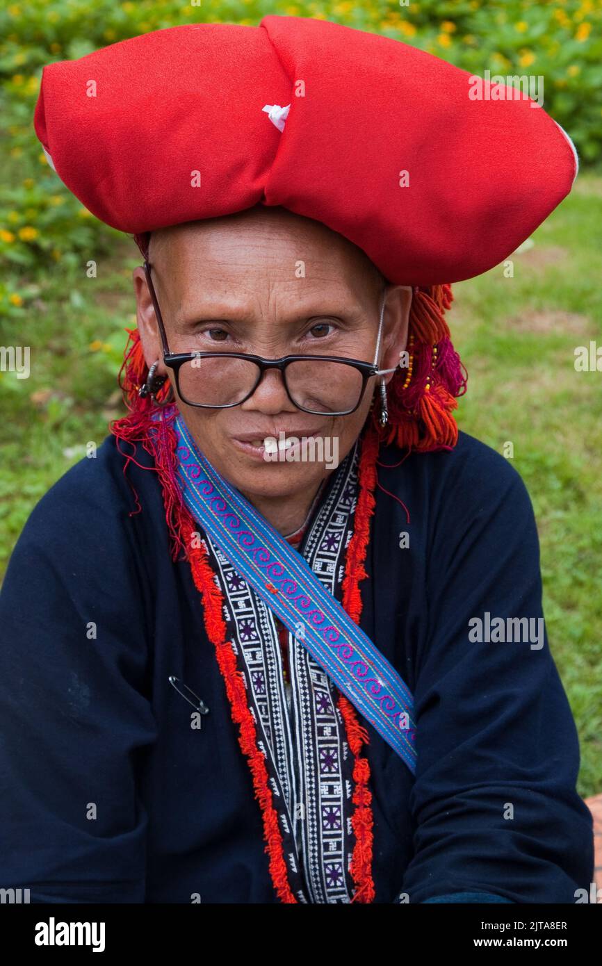 Vietnam, regione di Sapa. Ritratto di un Red Dao woman.Trekking è l'attrazione più popolare del nord del Vietnam. La tribù Hmong si sta occupando di mos Foto Stock