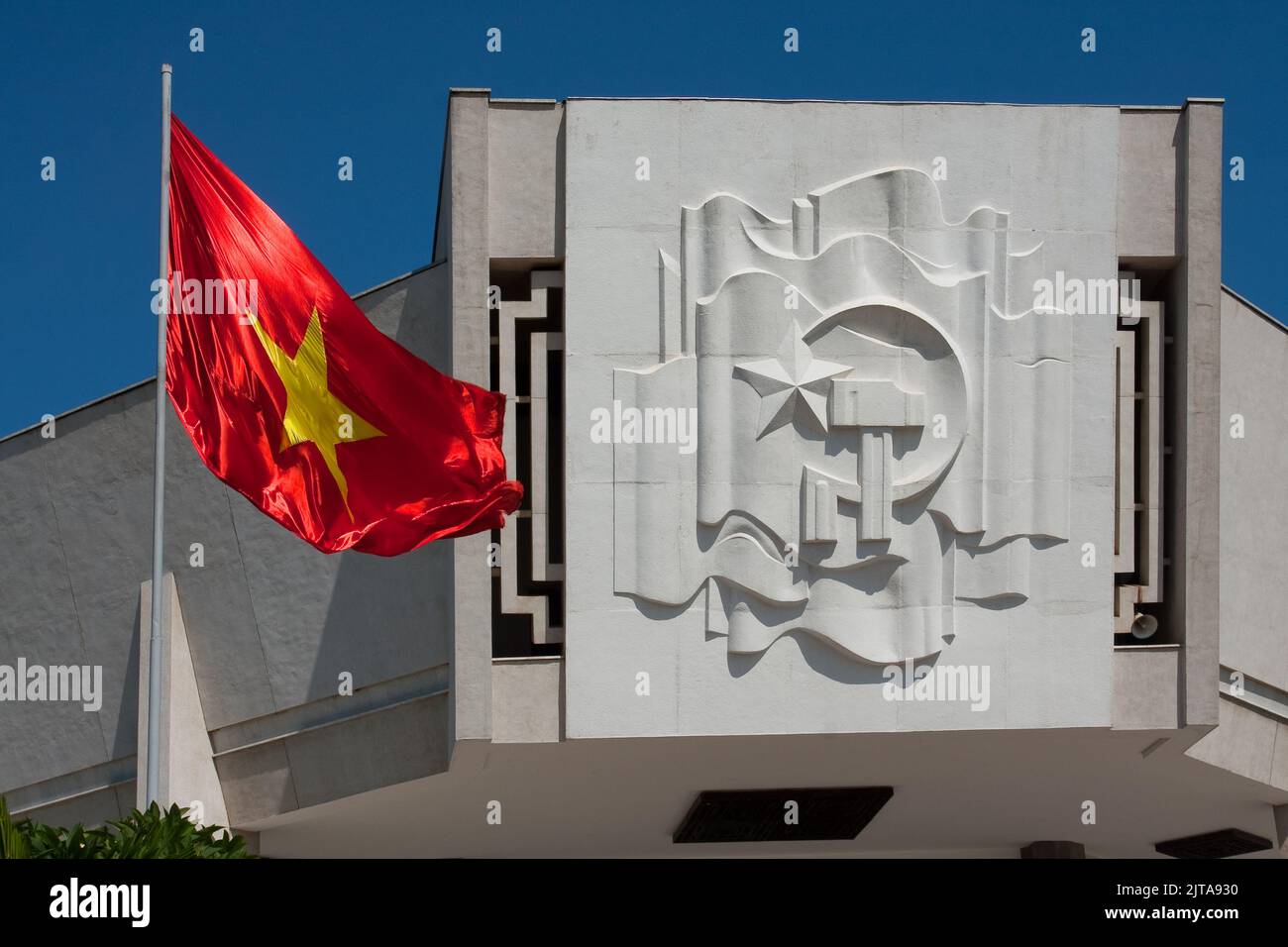Vietnam, bandiera hanoivietnamita di fronte al museo ho Chi Minh Foto Stock