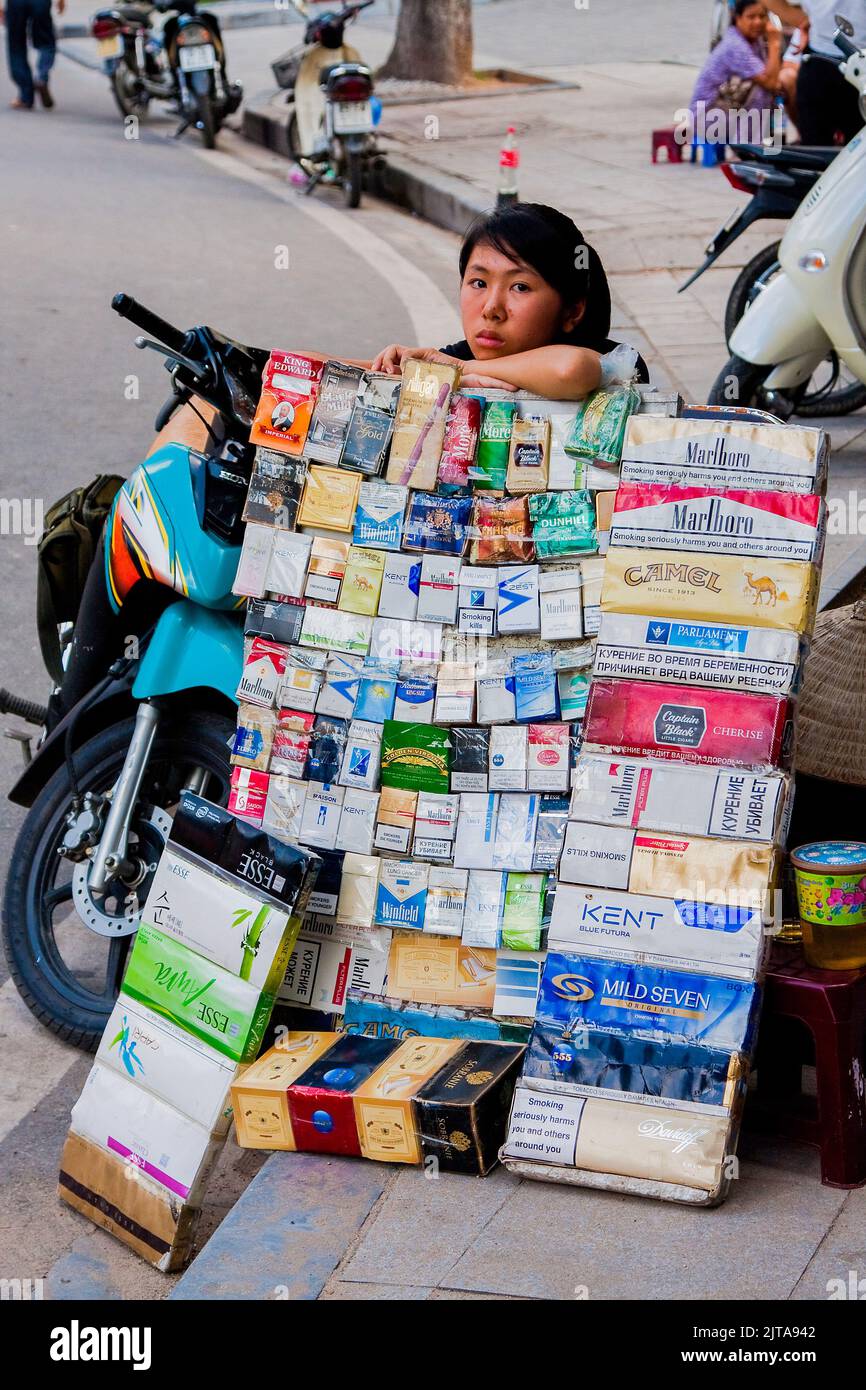 Vietnam, Hanoi Vendita di sigarette per strada. Foto Stock