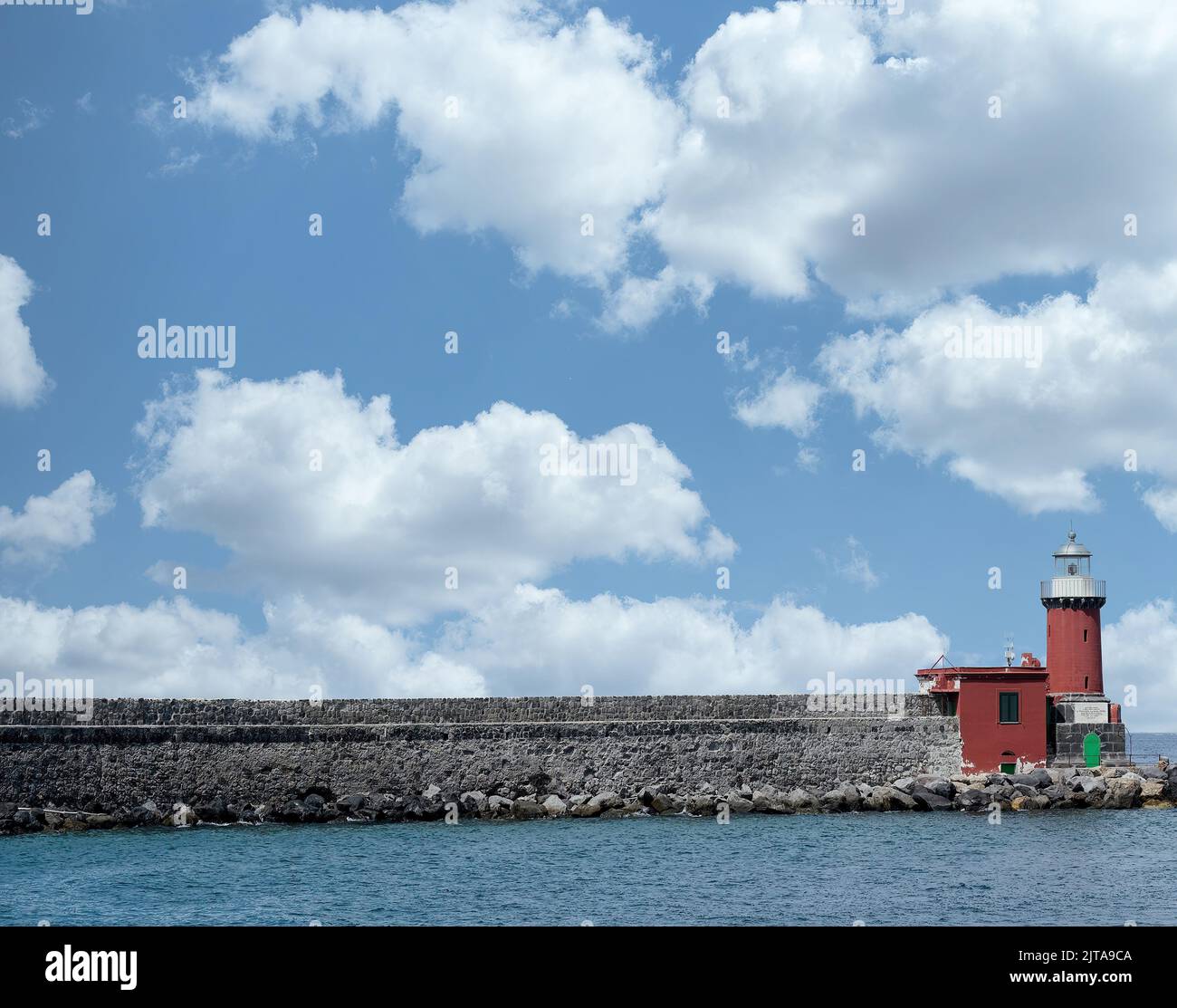 Particolare della casa di luce all'ingresso del porto di ischia in italia Foto Stock