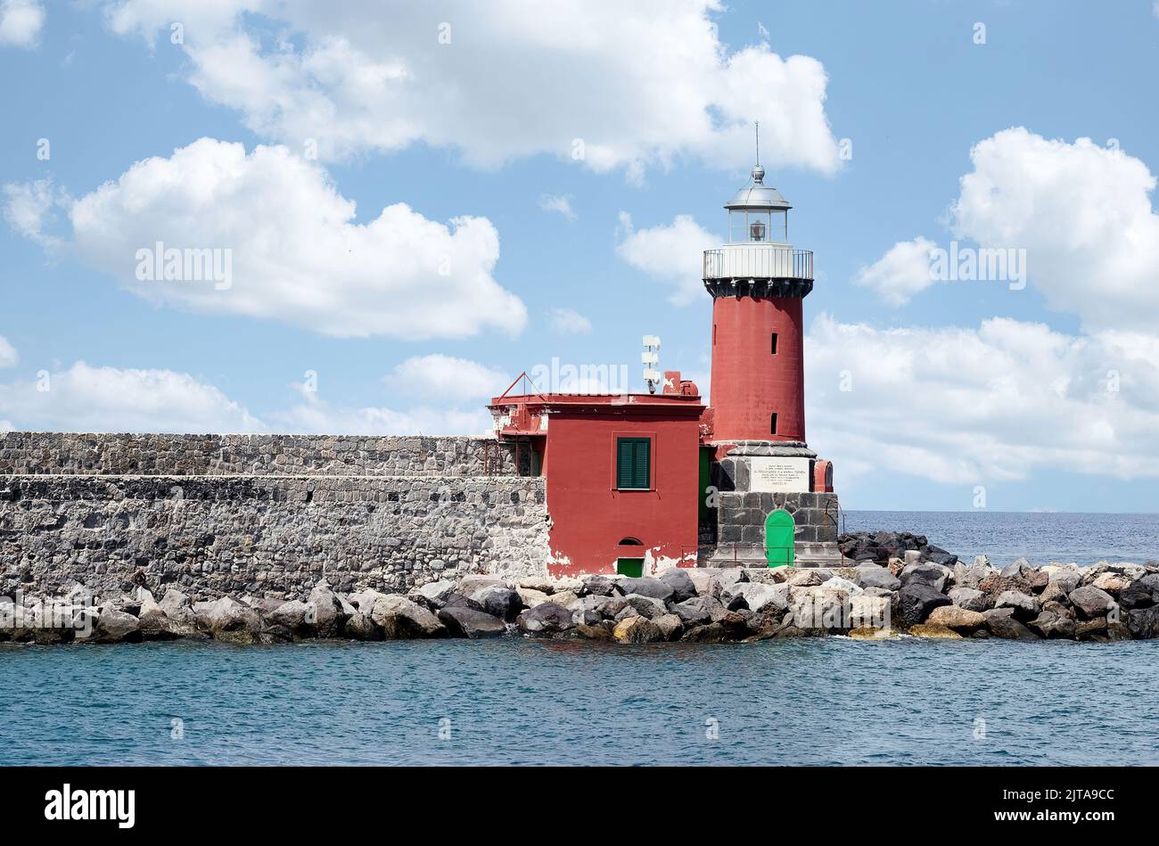 Particolare della casa di luce all'ingresso del porto di ischia in italia Foto Stock