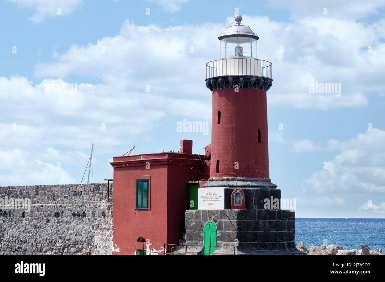 Particolare della casa di luce all'ingresso del porto di ischia in italia Foto Stock