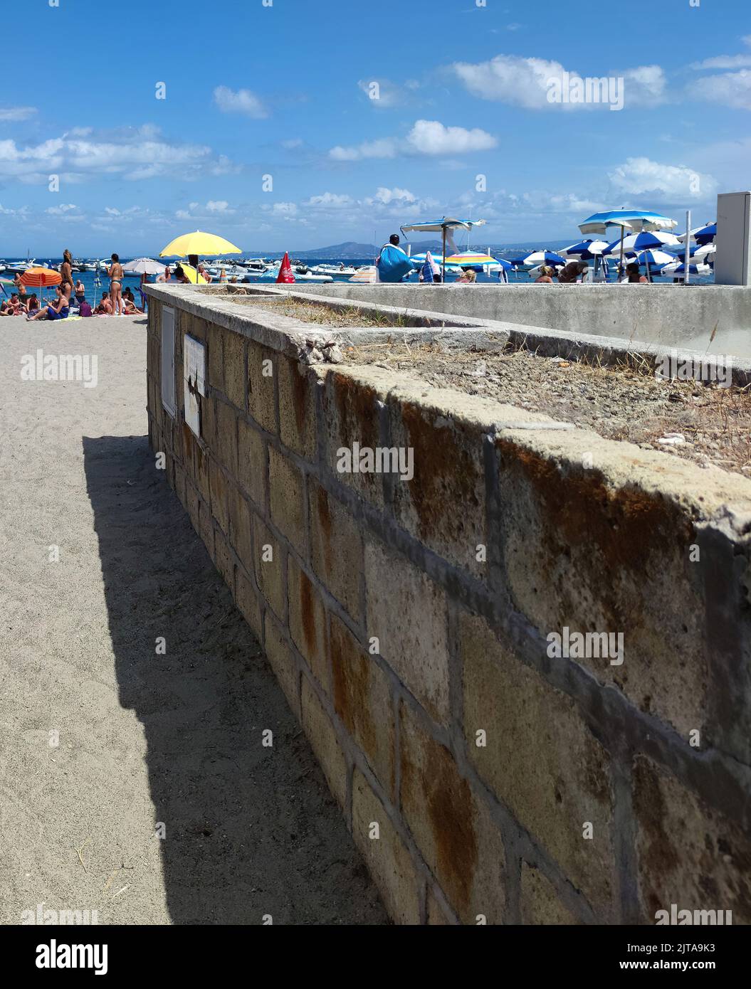 Un tempo lago vulcanico, fu aperto al mare dal re Ferdinando II Ischia Porto è il capoluogo dell'isola di Ischia (27) Foto Stock