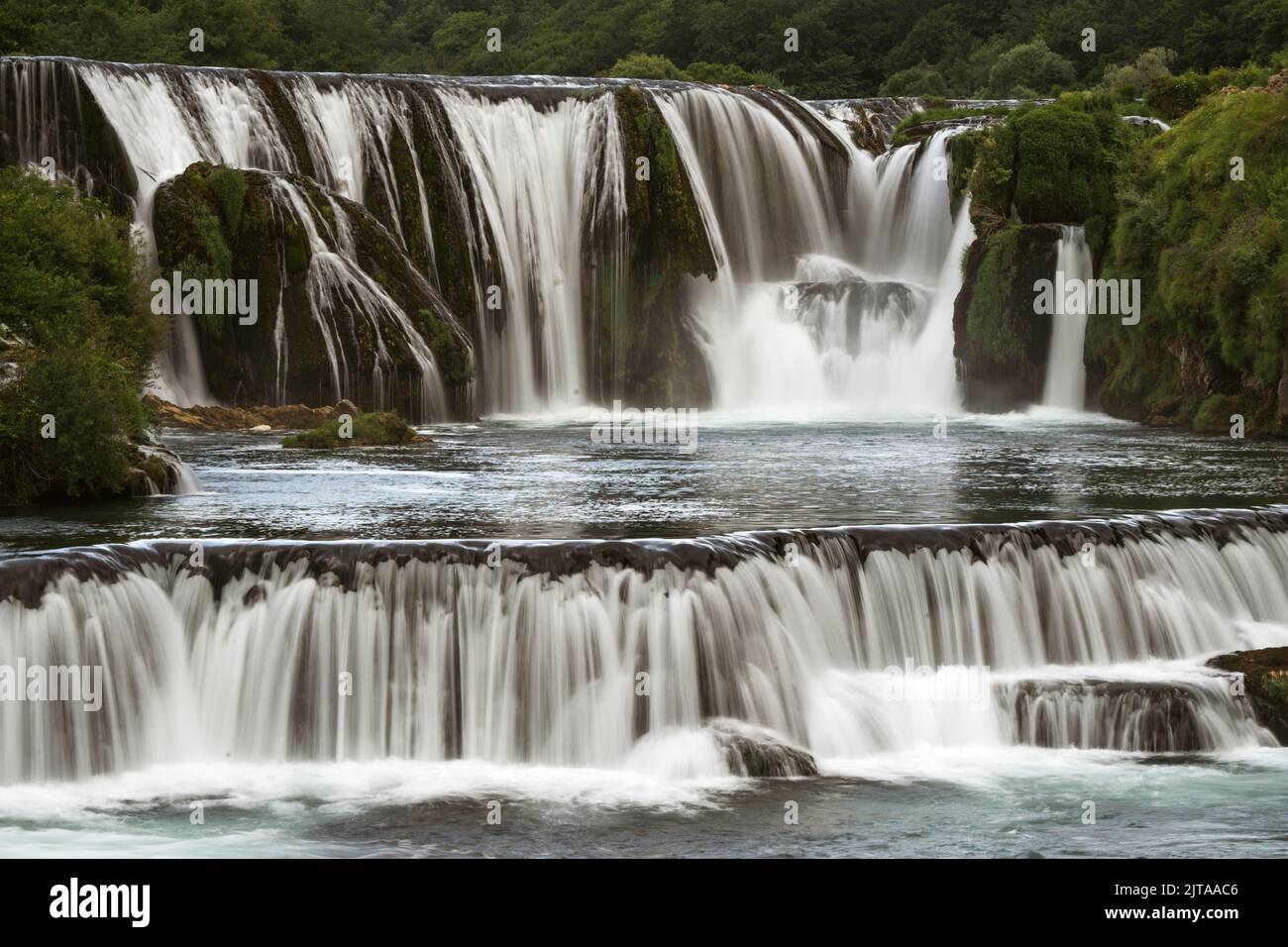 Un canyon con cascate cascata Strbacki buk nel Parco Nazionale una vicino Kulen Vakuf, Bosnia ed Erzegovina. Foto Stock