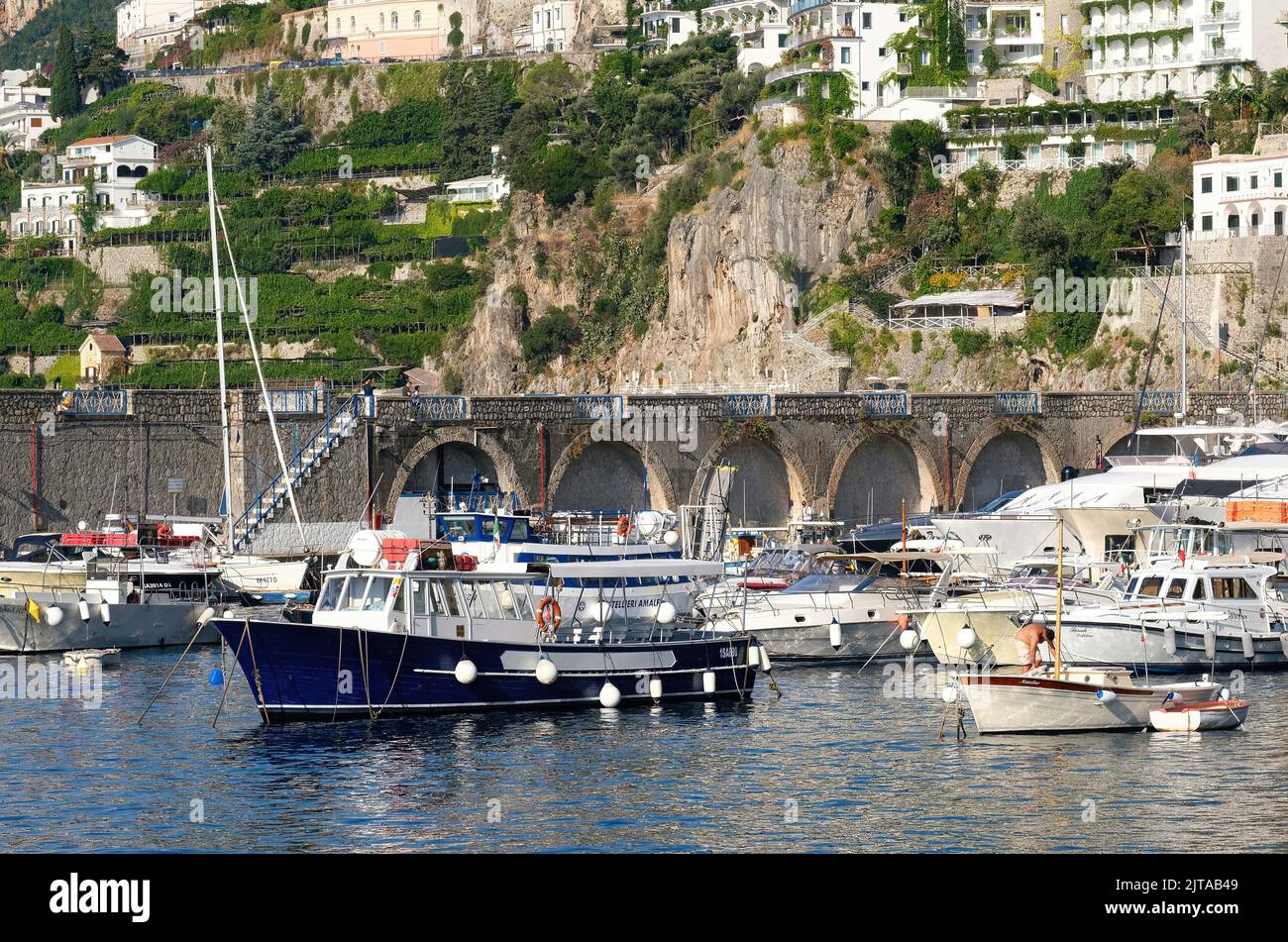 Le case, le chiese, le ville e gli alberghi, sulle rocce della città di Amalfi (Costiera Amalfitana) (20) Foto Stock