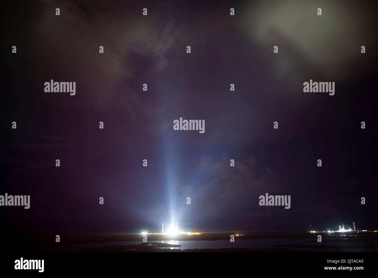 Kennedy Space Center, Florida. 28/08/2022, il razzo Space Launch System (SLS) della NASA con la navicella spaziale Orion a bordo in cima al lanciatore mobile è visto illuminato dai riflettori al Launch Pad 39B mentre il conto alla rovescia continua, lunedì 29 agosto 2022, al Kennedy Space Center della NASA in Florida. Il test di volo Artemis i della NASA è il primo test integrato dei sistemi di esplorazione dello spazio profondo dell'agenzia: Il veicolo spaziale Orion, il razzo SLS e i sistemi di terra di supporto. Il lancio del test di volo senza equipaggio è previsto per le ore 8:33 ET. Credito obbligatorio: Joel Kowsky/NASA tramite CNP /MediaPunch Foto Stock