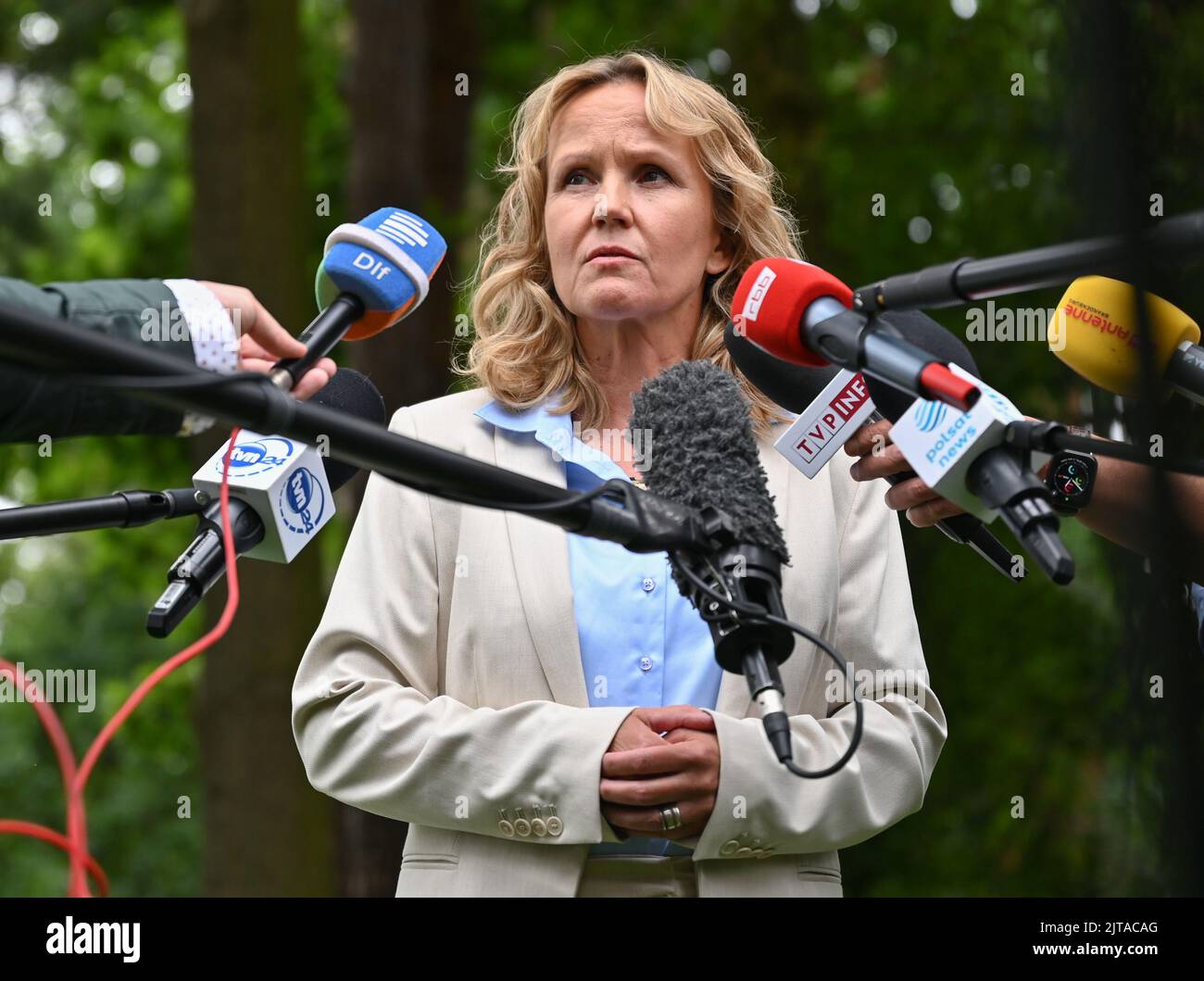 Bad Saarow, Germania. 29th ago, 2022. Steffi Lemke (Verdi), Ministro federale dell'ambiente, parla ai giornalisti durante la pausa pranzo durante la riunione del Consiglio tedesco-polacco dell'ambiente. Sullo sfondo della drammatica uccisione di pesci nel fiume Oder, lunedì la Germania e la Polonia discutono di possibili cause e di ulteriori passi. L'obiettivo dell'incontro è quello di raggiungere un risultato soddisfacente su tutte le questioni, mantenere uno scambio costruttivo e migliorare le relazioni tra Germania e Polonia, che sono state tese a seguito dell'inquinamento dell'Oder. Credit: Patrick Pleul/dpa/Alamy Live News Foto Stock