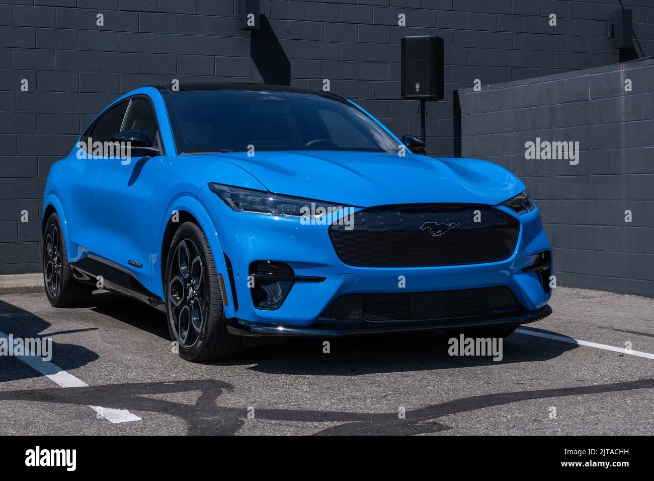ROYAL OAK, MI/USA - 19 AGOSTO 2022: Un SUV Ford Mustang Mach-e GT 2022 alla mostra Ford sulla rotta della crociera da sogno di Woodward. Foto Stock