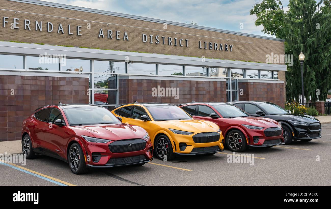 FERNDALE, MI/USA - 20 AGOSTO 2022: Quattro SUV Ford Mustang Mach-e a Mustang Alley sulla rotta della crociera da sogno di Woodward. Foto Stock