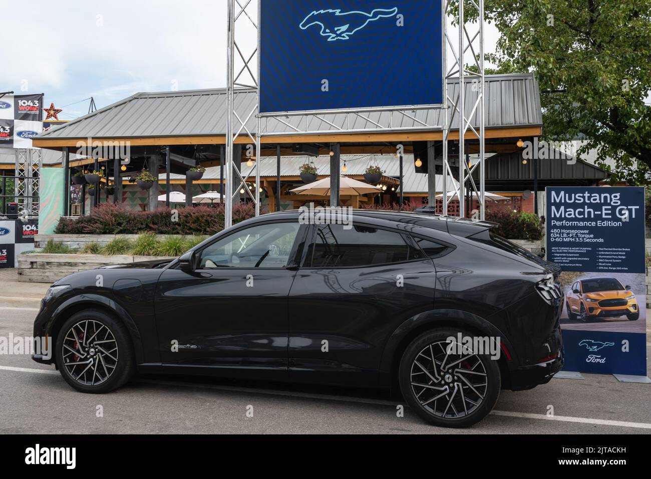 FERNDALE, MI/USA - 20 AGOSTO 2022: Un SUV Ford Mustang Mach-e GT 2022 a Mustang Alley sulla rotta Woodward Dream Cruise. Foto Stock