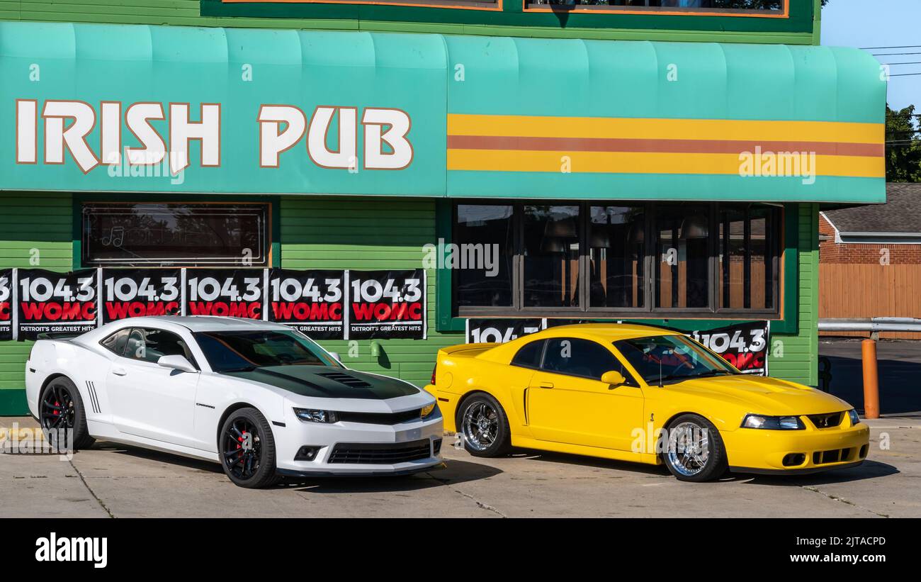 ROYAL OAK, MI/USA - 18 AGOSTO 2022: Un 2014 Chevrolet Camaro SS & 1999 Ford Mustang auto al popolare Duggan's Irish Pub al Woodward Dream Cruise. Foto Stock