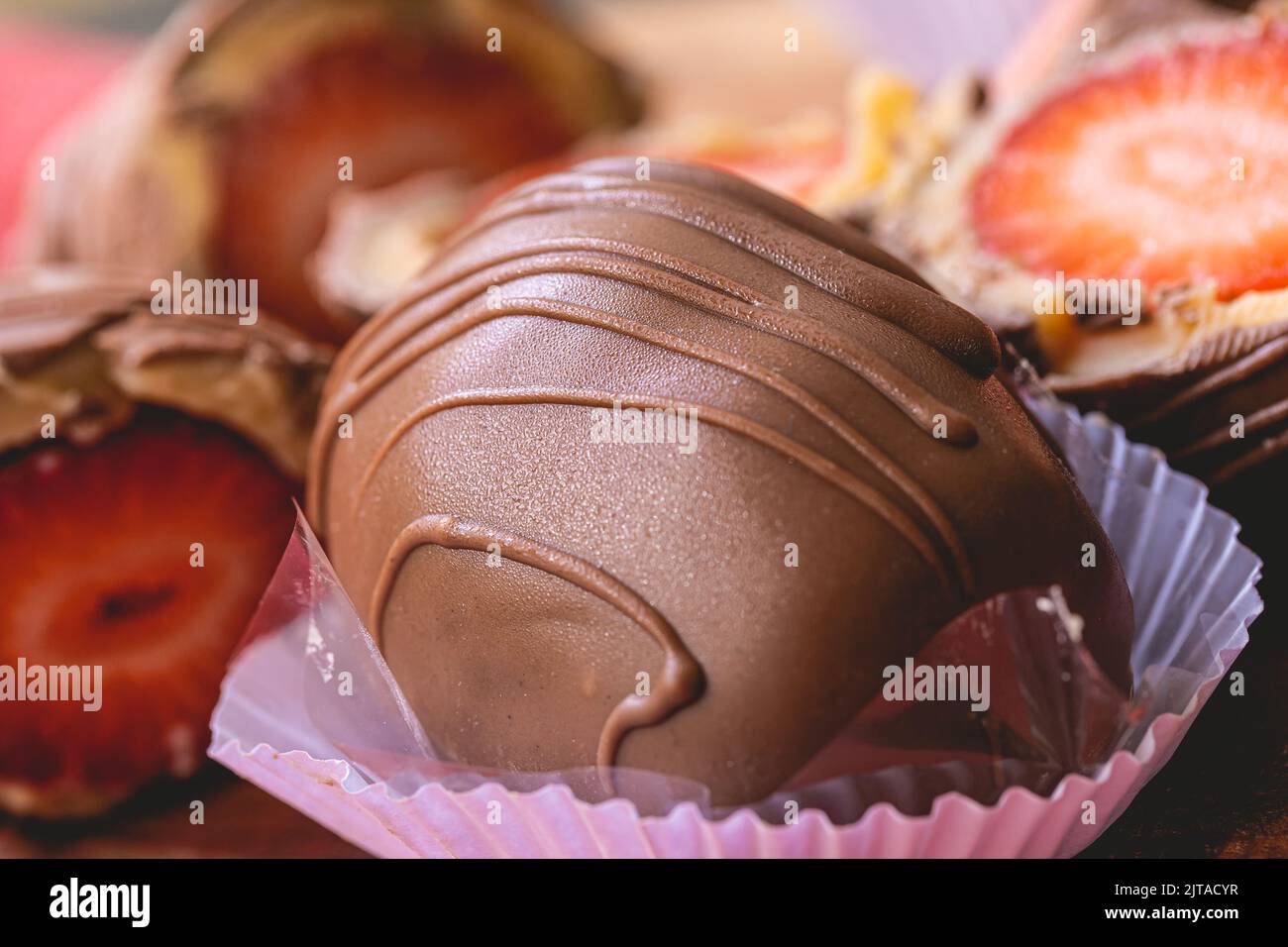 Bonbon di fragola in foto ravvicinata. Dolce brasiliano. Dessert brasiliano con nome in portoghese brasiliano di bombom de morango. Foto Stock