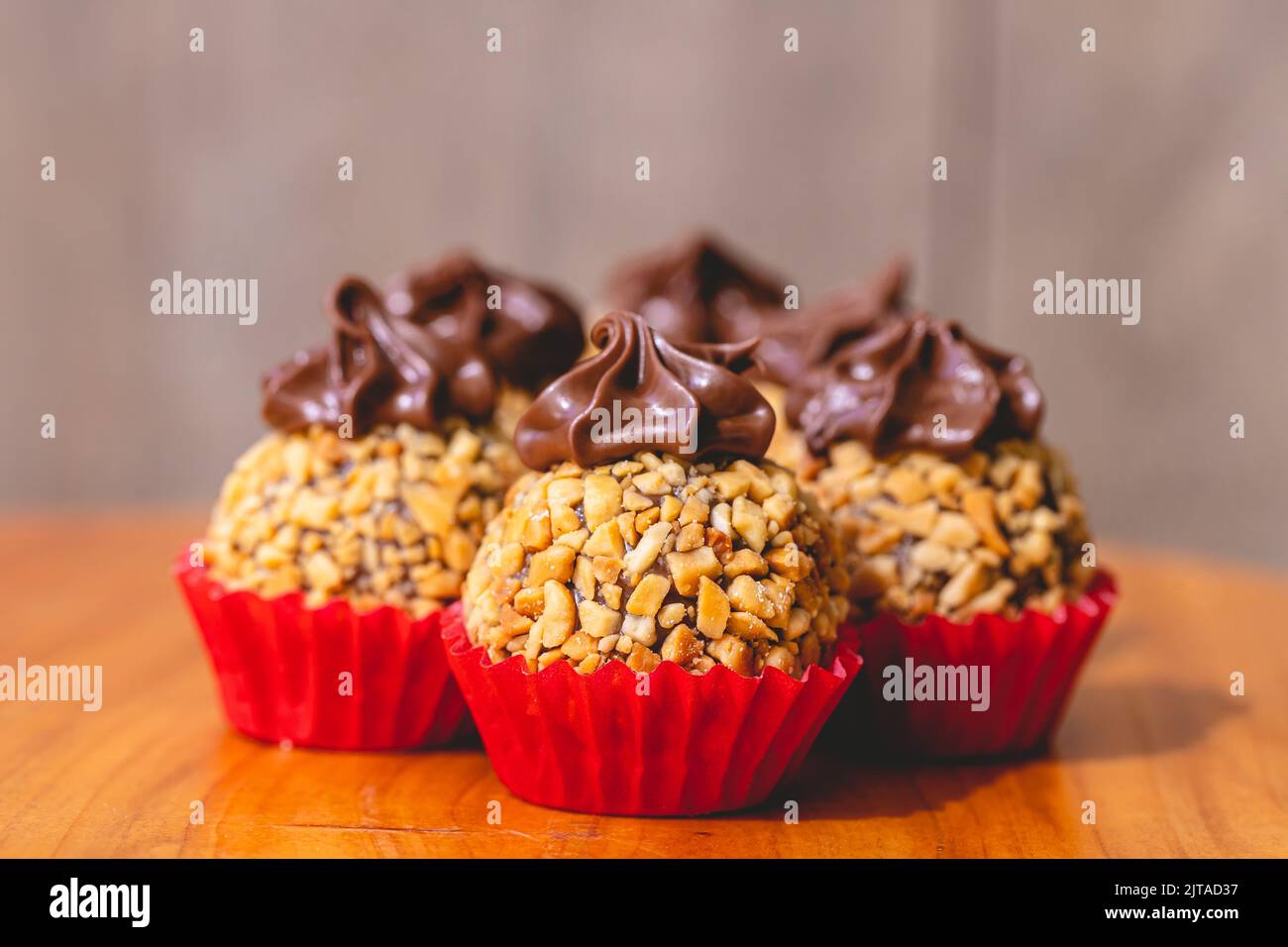 Brigadeiro Gourmet Brasiliano con crema di castagne e nocciole in foto ravvicinata. Piatti brasiliani, dessert. Foto Stock