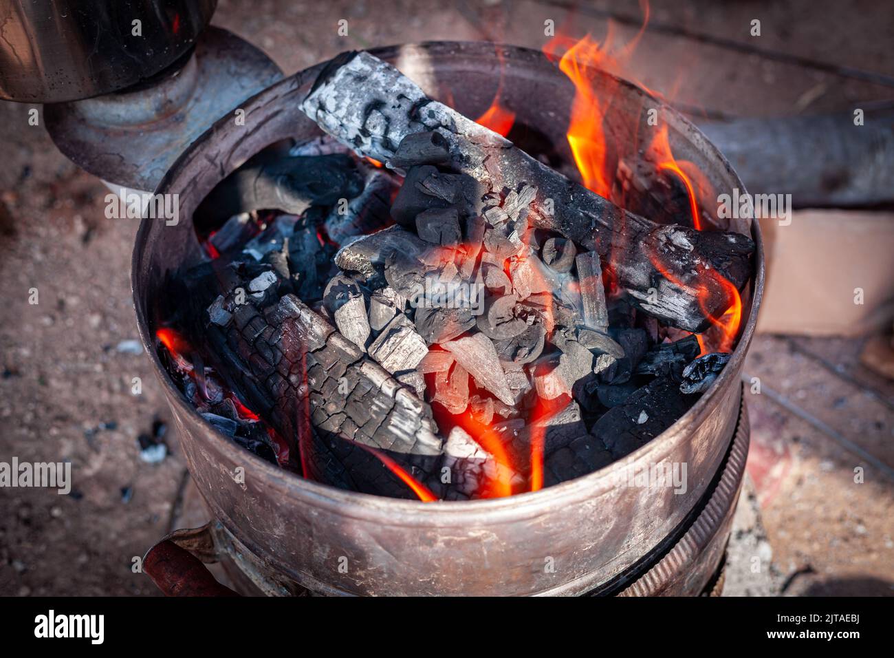 Vista dall'alto del carbone che brucia al barbecue. Una preparazione per la festa barbecue. Charred fuoco idea concetto Foto Stock