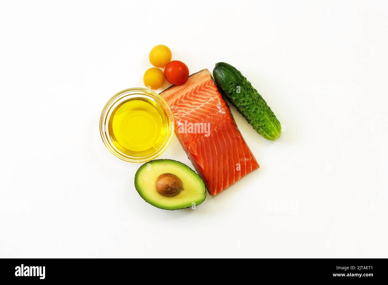 Ingredienti di cibo sano. Pesce, olio d'oliva, cetriolo, pomodoro, avocado. Ketogenic basso concetto di dieta dei carbs. Foto Stock