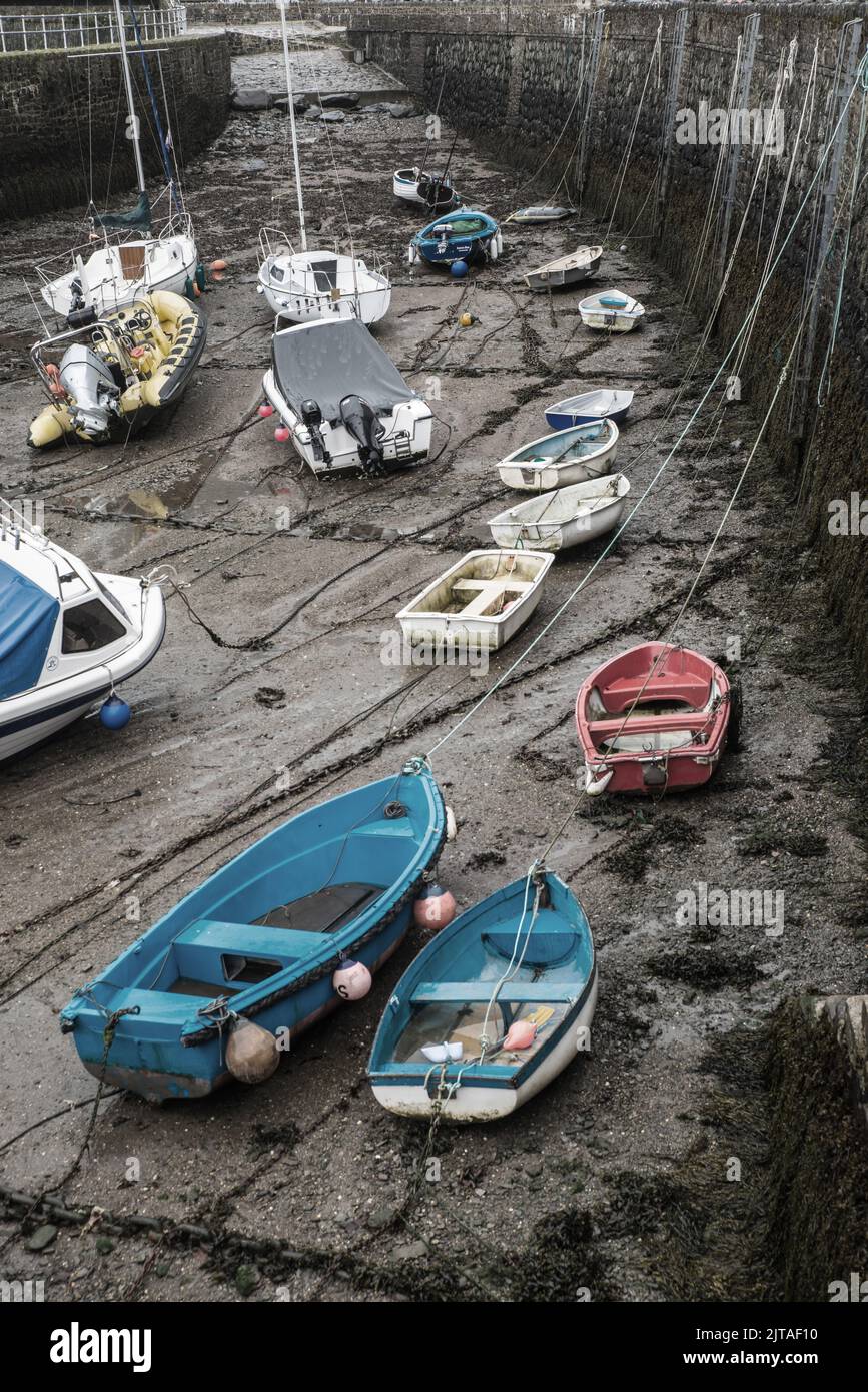 Piccole barche ormeggiate a Lynmouth Harbour, North Devon, Inghilterra, con la bassa marea Foto Stock