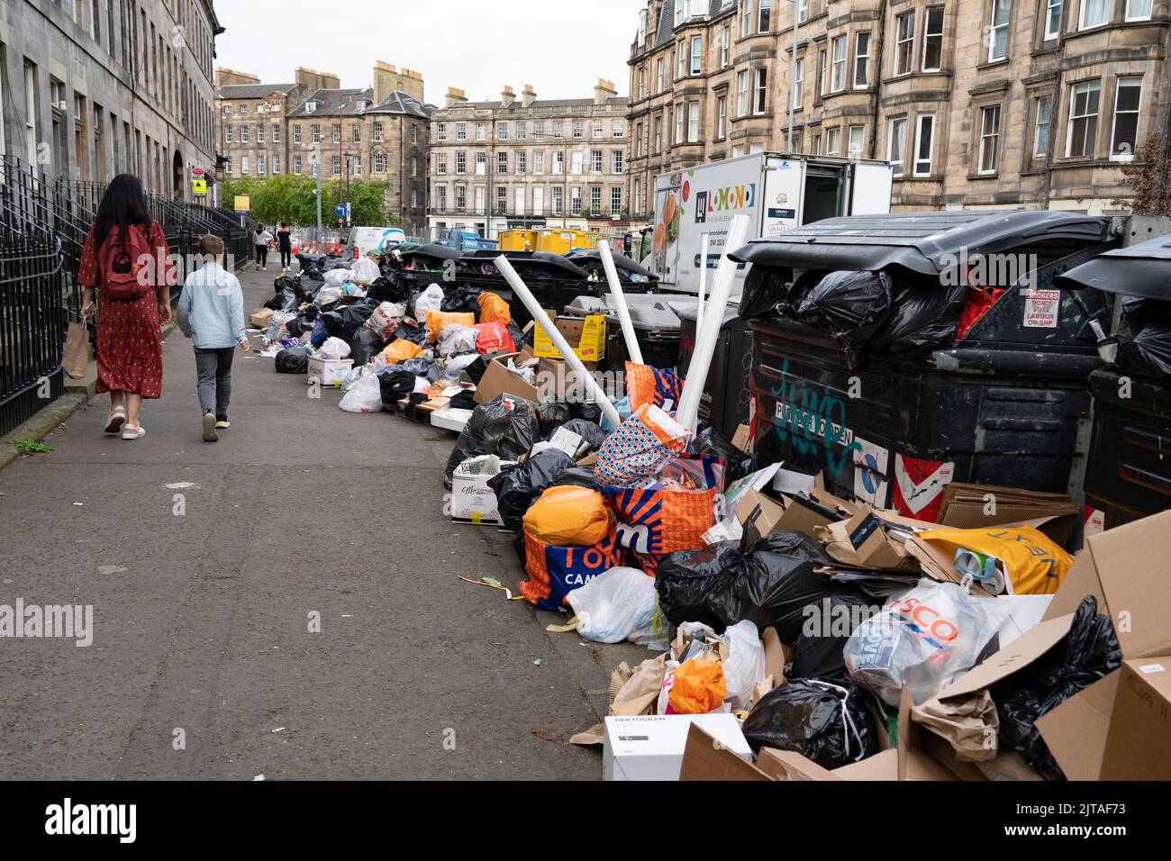 Edimburgo, Scozia, Regno Unito. 29th agosto 2022. Gli “bin men” di Edimburgo colpiscono la seconda settimana e le strade della città sono coperte di rifiuti dai traboccanti bidoni della spazzatura. Iain Masterton/Alamy Live News Foto Stock