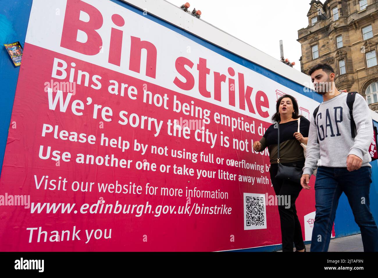 Edimburgo, Scozia, Regno Unito. 29th agosto 2022. Gli “bin men” di Edimburgo colpiscono la seconda settimana e le strade della città sono coperte di rifiuti dai traboccanti bidoni della spazzatura. I Pic; il consiglio di Edimburgo ha appeso dei manifesti che si scusano per il disordine nella città durante lo sciopero del bidone. Iain Masterton/Alamy Live News Foto Stock