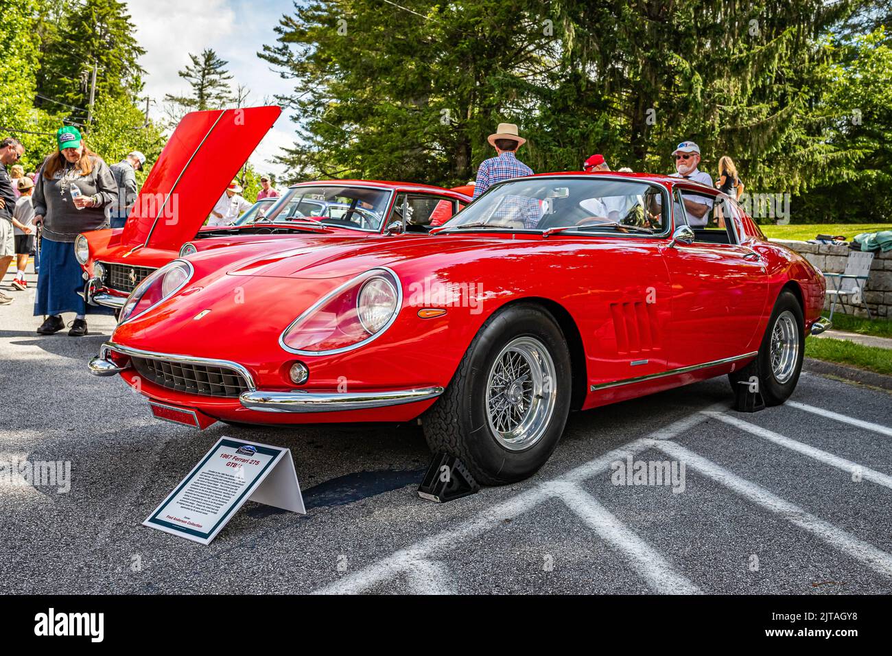 Highlands, NC - 11 giugno 2022: Vista frontale in basso dell'angolo di una Ferrari 275 GTB/4 Coupe del 1967 in occasione di una fiera automobilistica locale. Foto Stock