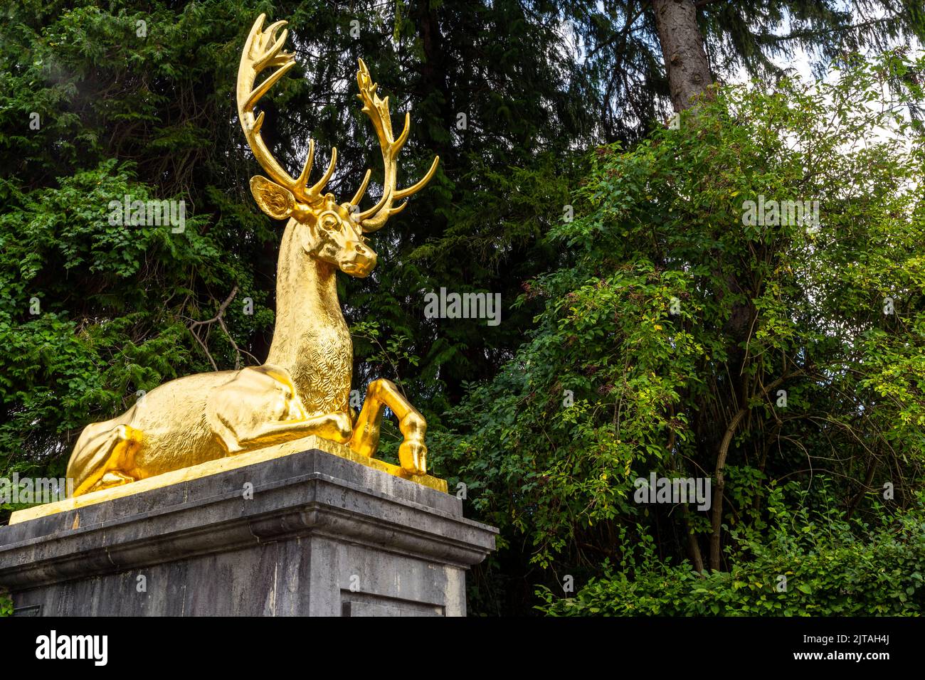 L'ingresso barocco al Wenkenpark di Riehen è custodito da due cervi dorati modellati sullo scultore francese Jean Goujon (XVI secolo), Basilea-Città c. Foto Stock