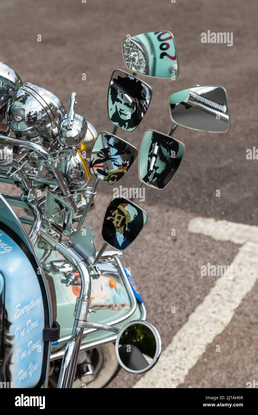 Scooter mods vespa personalizzato coperto con specchi Foto Stock