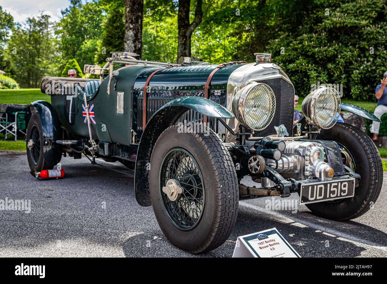 Highlands, North Carolina - 11 giugno 2022: Vista dall'angolo anteriore in prospettiva bassa di una soffiante Bentley da 4,5 litri del 1927 in una fiera automobilistica locale. Foto Stock