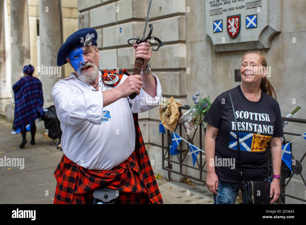 Attivisti della resistenza scozzese di fronte al memoriale di Sir William Wallace a Londra , Regno Unito Foto Stock
