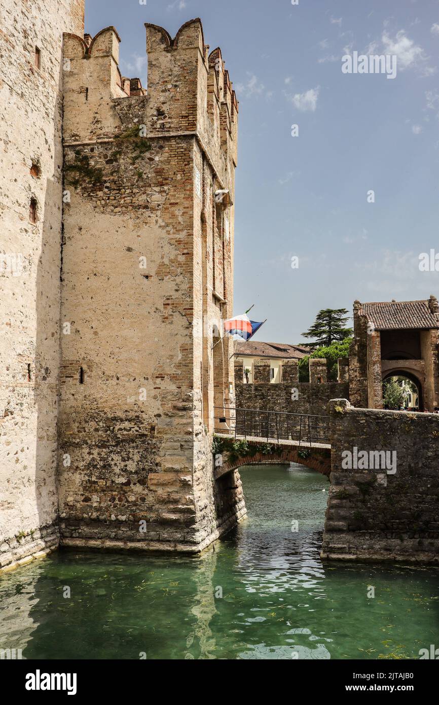 Torre del Castello Scaligero a Sirmione. Canale d'acqua del Lago di Garda con Fortezza nel Nord Italia. Foto Stock