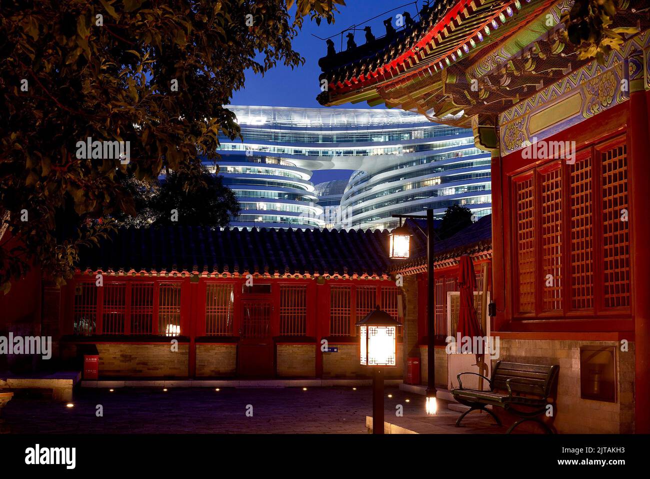 (220829) -- PECHINO, 29 agosto 2022 (Xinhua) -- Foto fornita da George Doupas mostra Tempio Zhihua di fronte al Galaxy SOHO edificio a Pechino, capitale della Cina, 14 settembre 2018. ANDARE CON 'attraverso la Cina: La bellezza di Pechino attraverso la lente di un fotografo greco' (George Doupas/Handout via Xinhua) Foto Stock