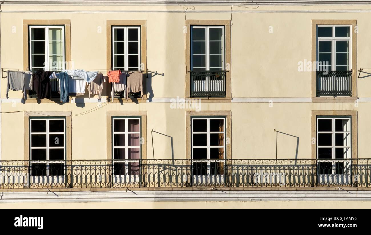 Asciuga i vestiti sui vestiti fuori dell'edificio degli appartamenti Foto Stock