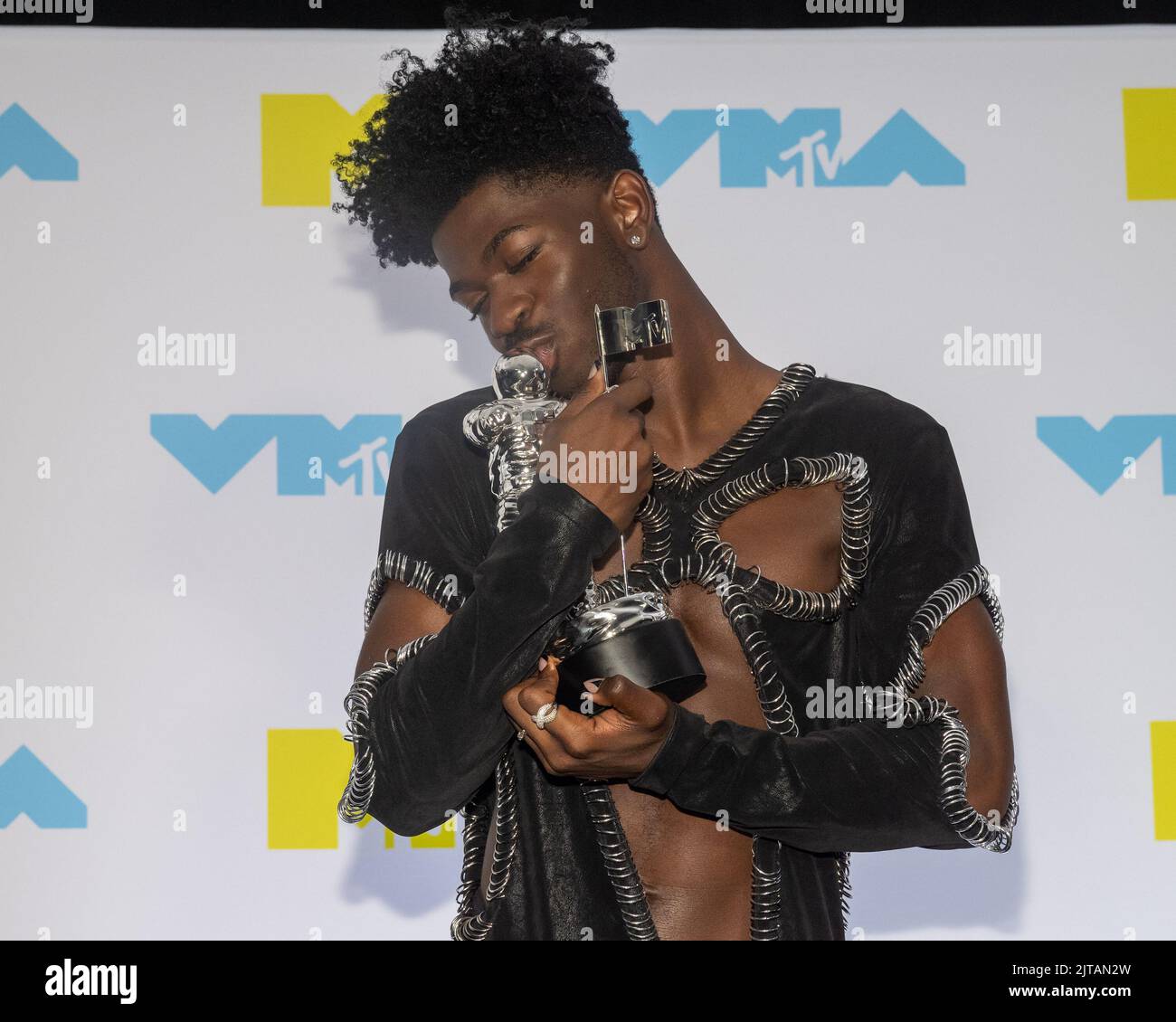 Newark, Stati Uniti. 28th ago, 2022. Lil NAS X ha vinto il Moon Person Award nella sala stampa del 2022 MTV Video Music Awards 'VMA's' al Prudential Center di Newark, NJ, domenica 28th agosto 2022. Foto di Gabriele Holtermann/UPI Credit: UPI/Alamy Live News Foto Stock