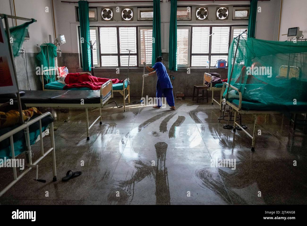 Kathmandu, Nepal. 29th ago, 2022. Un'infermiera pulisce un reparto con pazienti ricoverati con dengue al Sukraraj Tropical and Infectious Disease Hospital di Kathmandu. L'epidemia di dengue ha raggiunto 70 distretti su 77 con i servizi sanitari che hanno registrato 539 pazienti. Credit: SOPA Images Limited/Alamy Live News Foto Stock