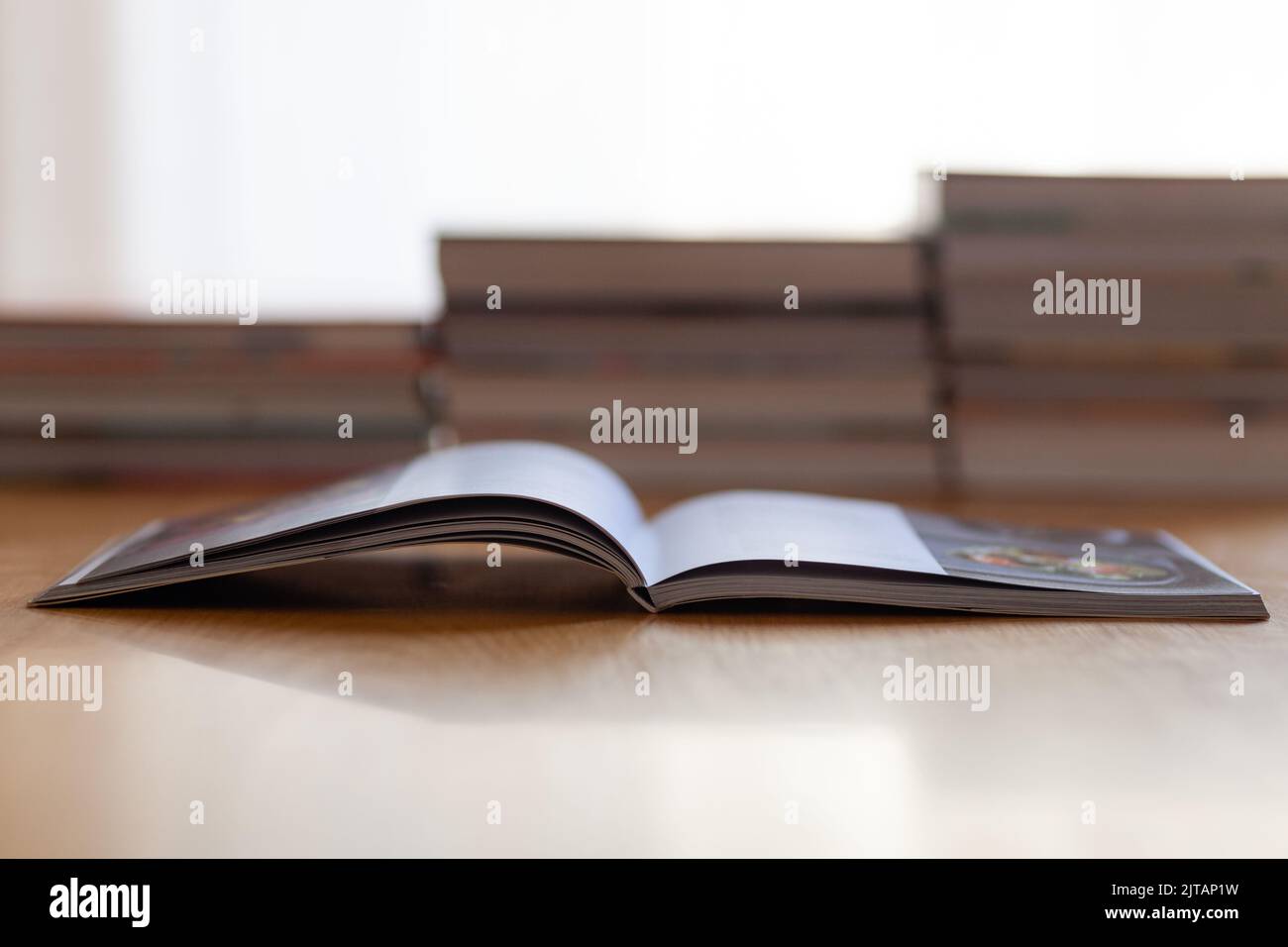 Libro aperto sul tavolo della sala da pranzo. Foto Stock